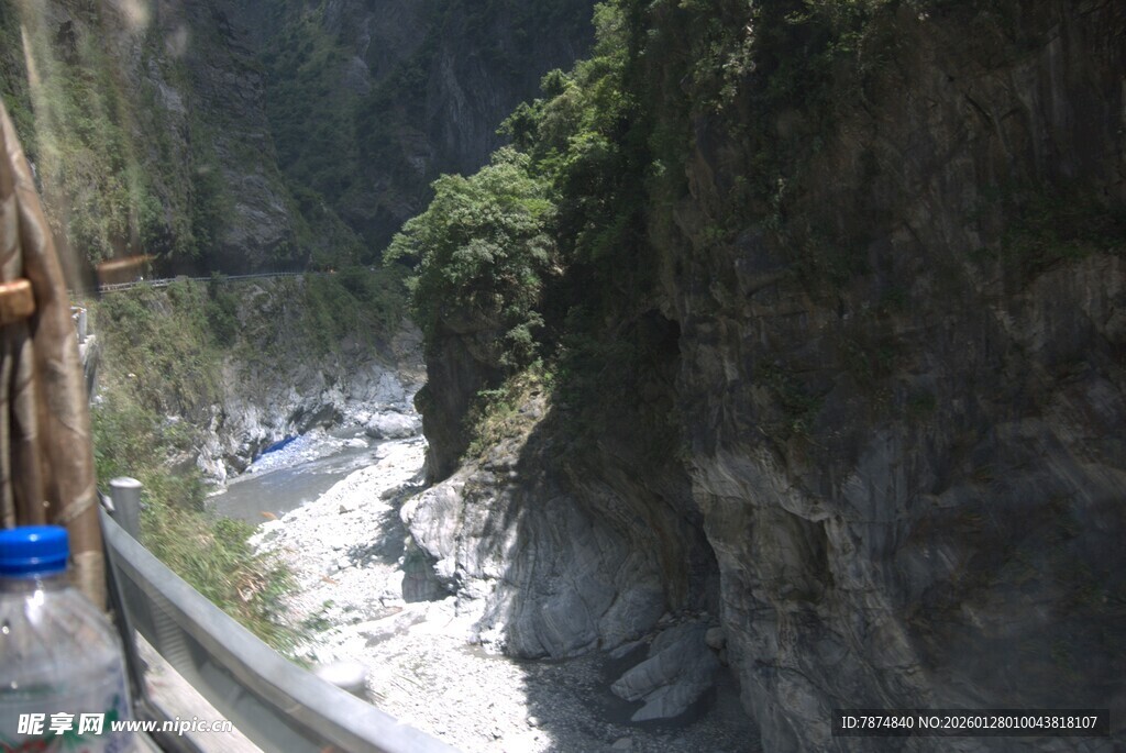 山间险峻栈道景色