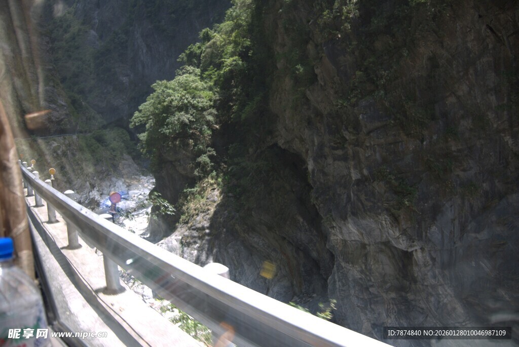 山间栈道穿行于峡谷之间