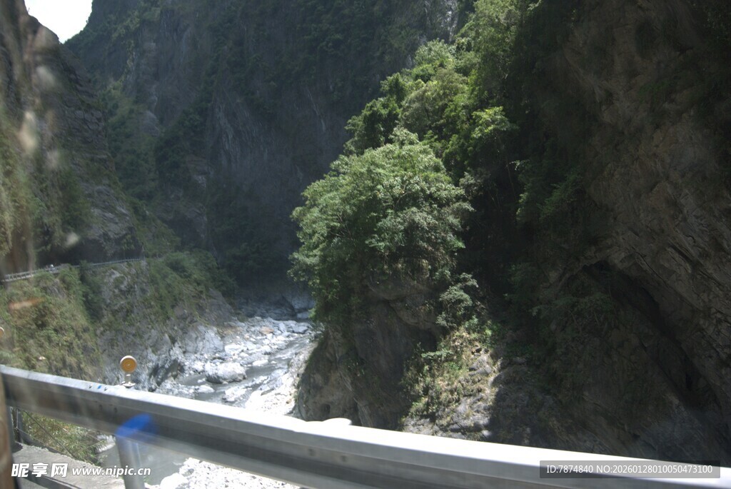 峡谷间湍急河流与绿植