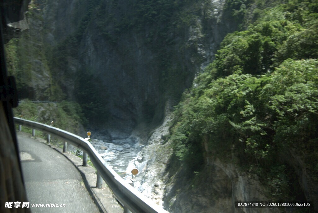 山间蜿蜒公路与湍急溪流
