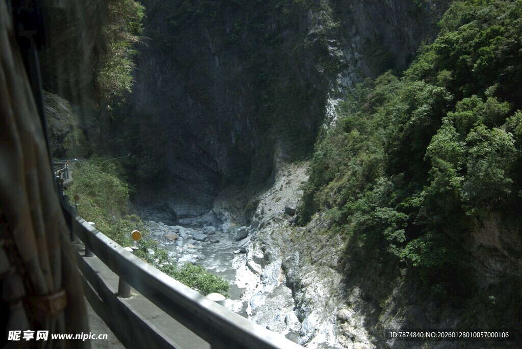 峡谷栈道旁的山水景致