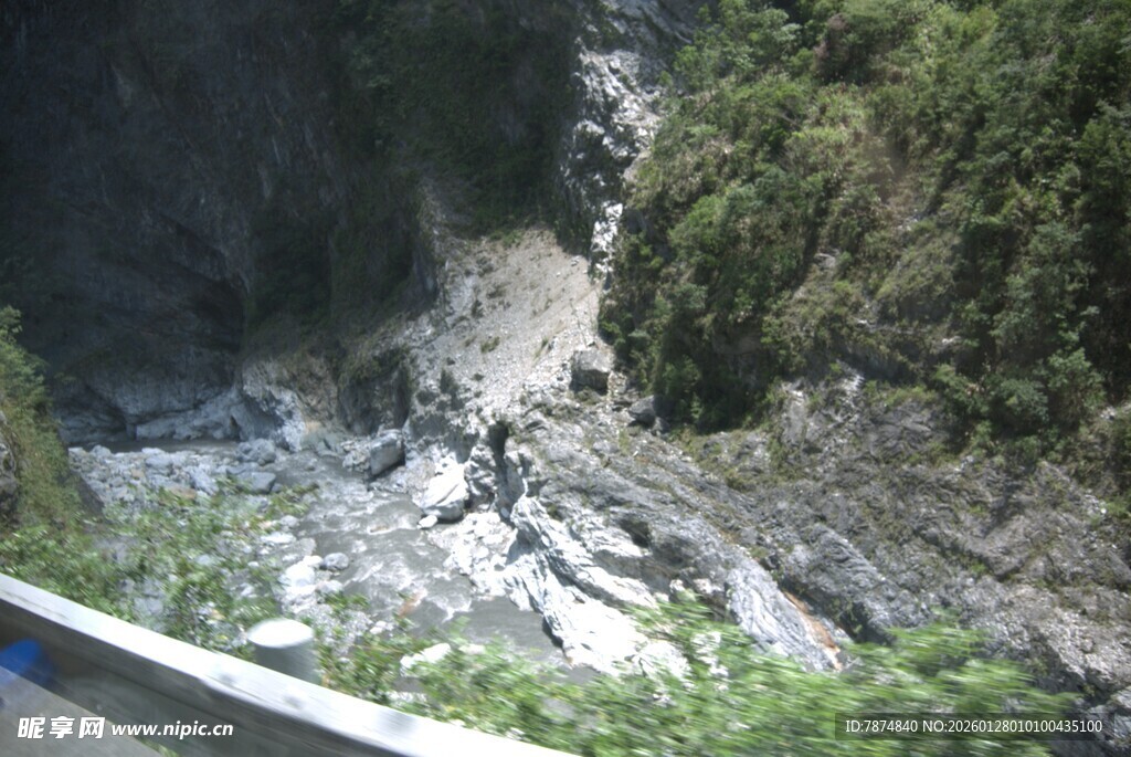 山间峡谷景色