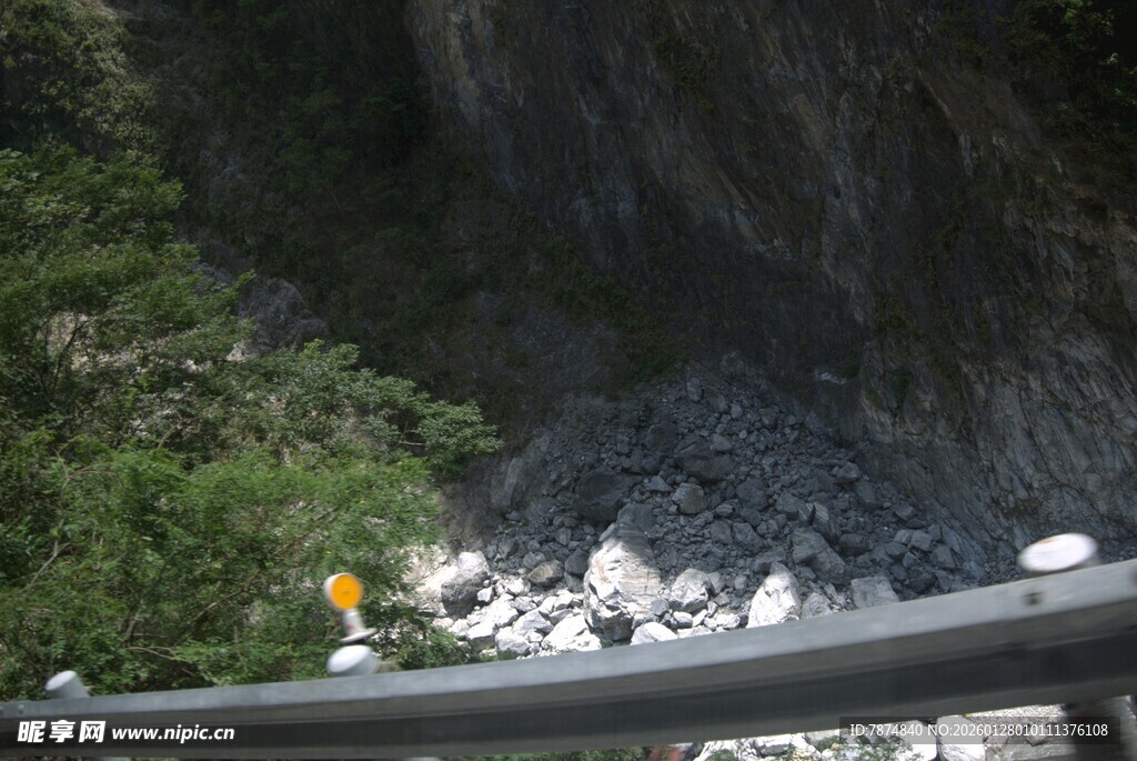 山间道路抢险作业场景