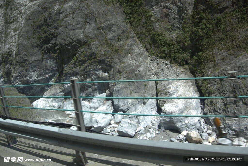 公路旁山体落石景象