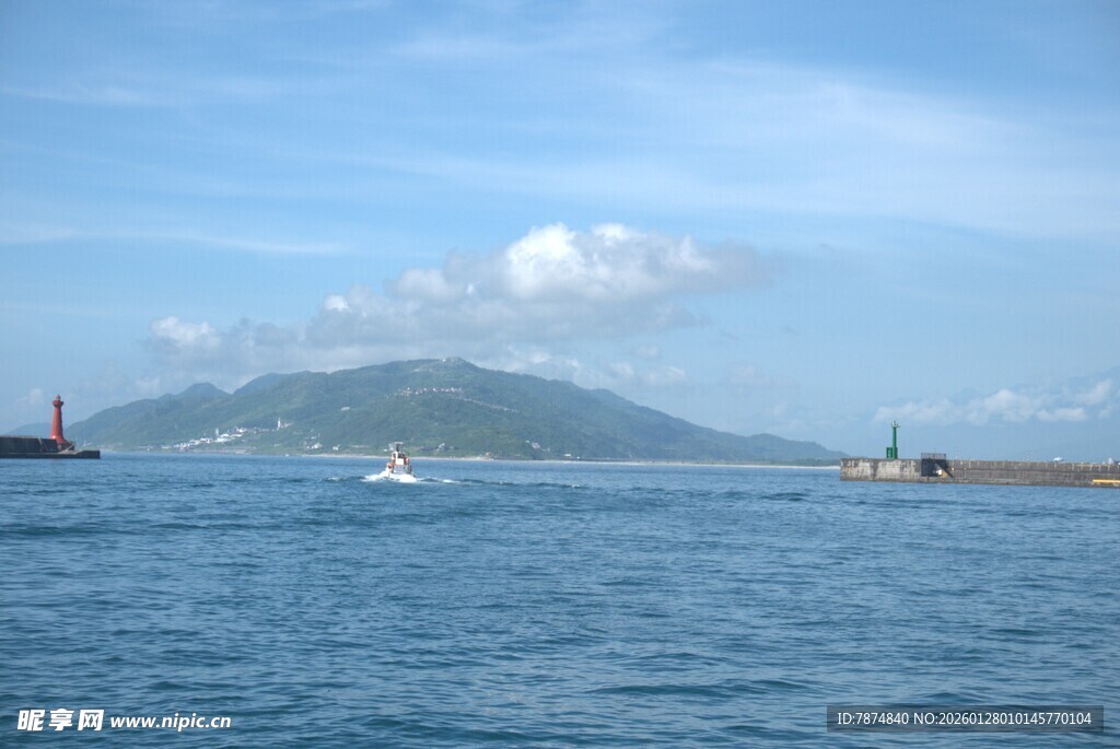 海上风光 远处山峦与船只