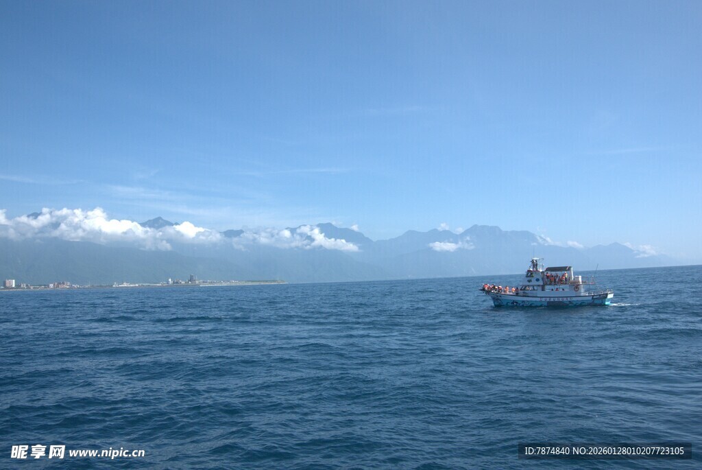 海上游船 畅享蓝天碧海