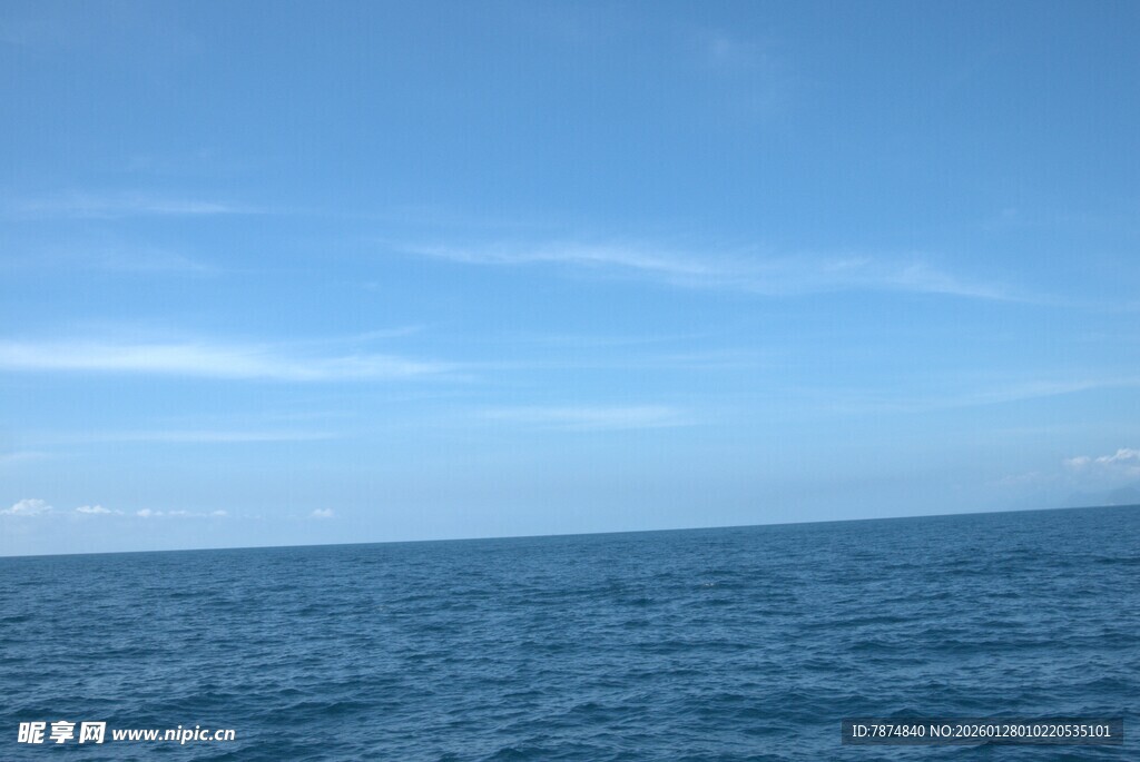 广阔蔚蓝大海与晴朗天空