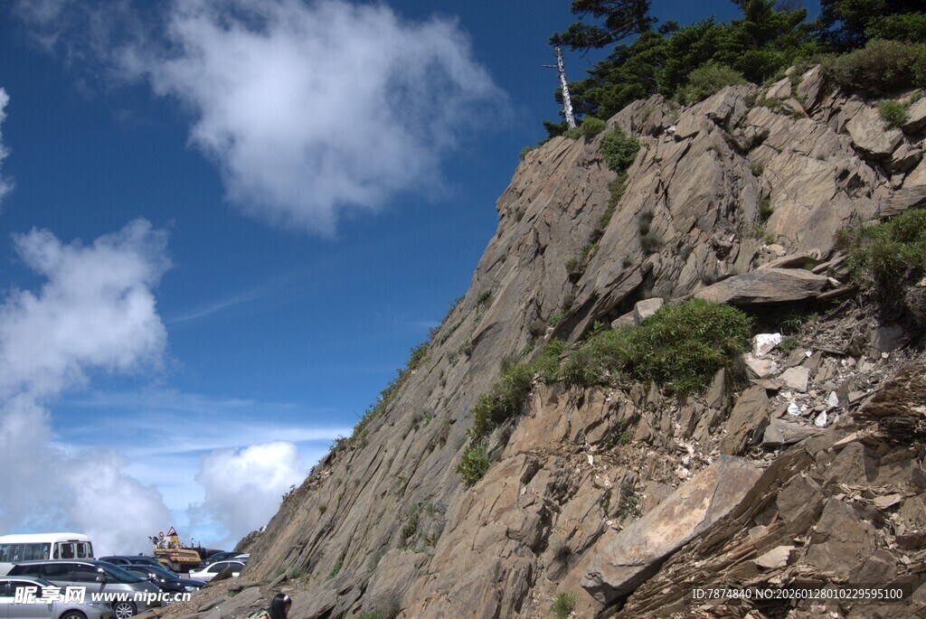 陡峭山崖边的壮观景致