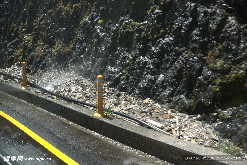 山间公路护栏与防护设施