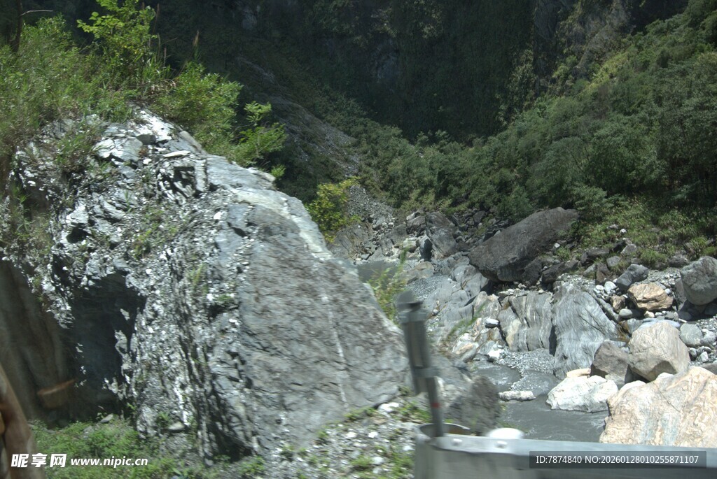 山间嶙峋怪石景观