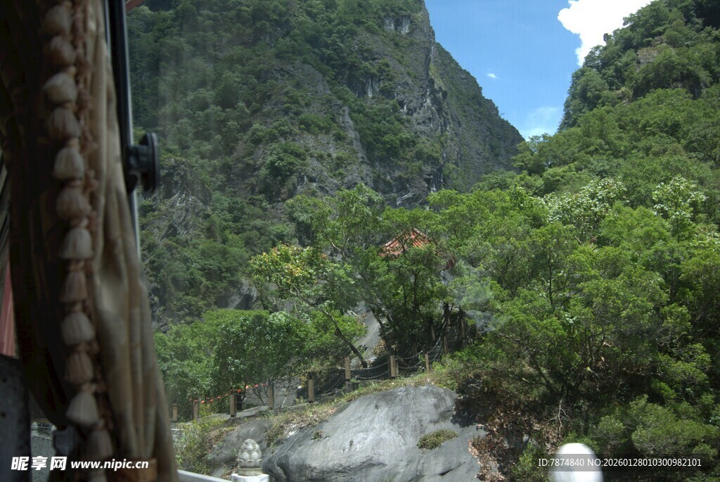 山间溪流旁的自然景致
