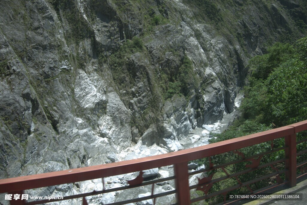 山间壮丽峡谷景观