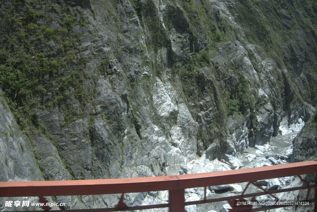 俯瞰山间峡谷壮丽景致