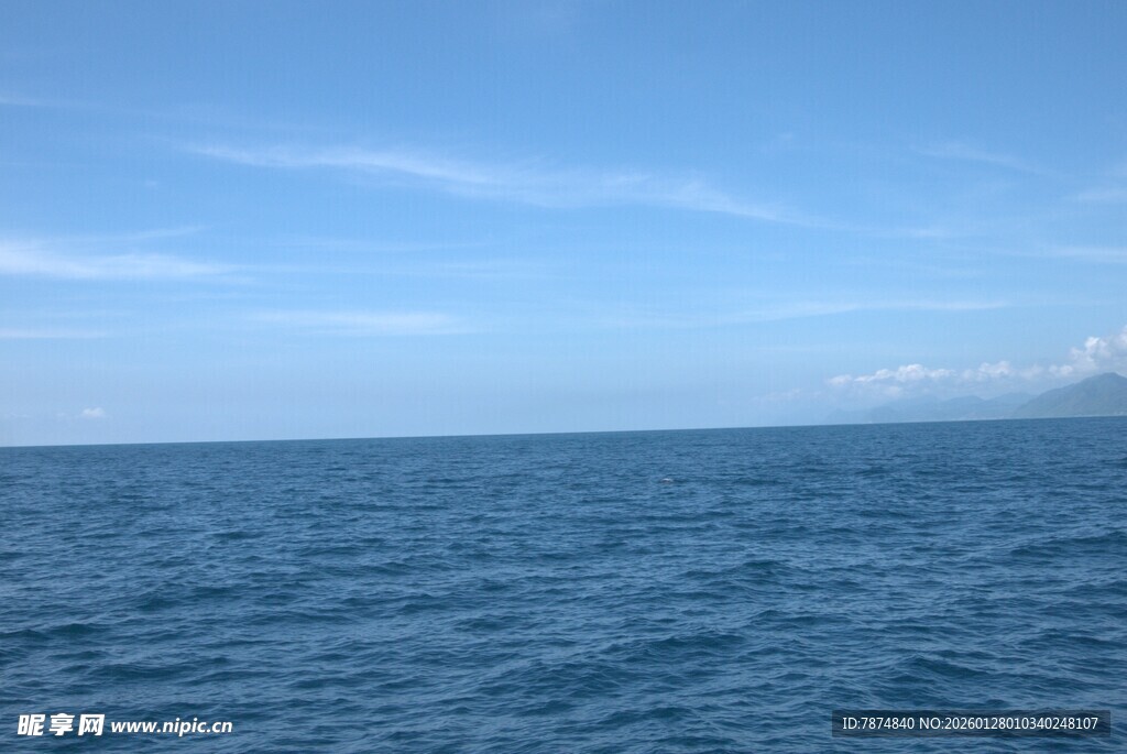 广阔蔚蓝大海与晴朗天空