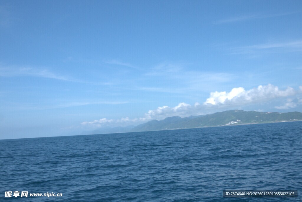 广阔海洋与天边白云景观