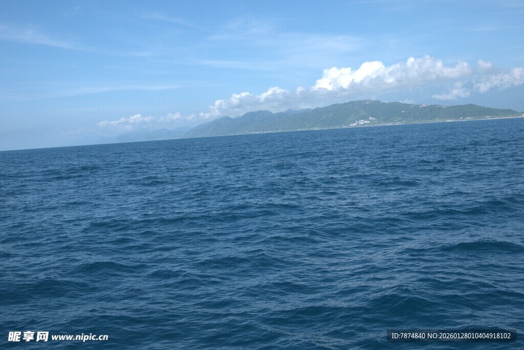 广阔蔚蓝大海与远处山峦
