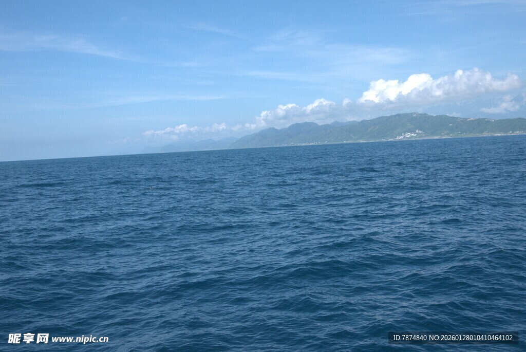 广阔海面与远处山峦