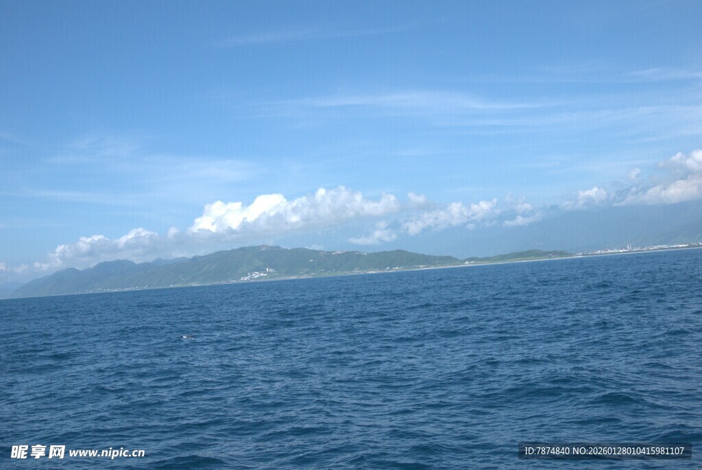 海上风光 远处山峦与蓝天