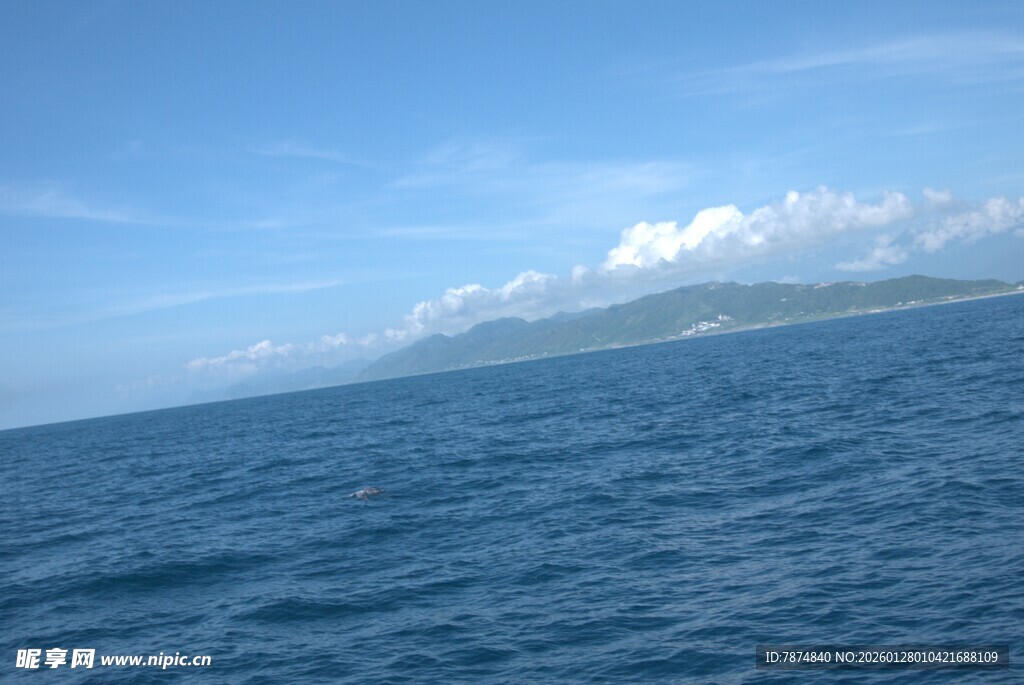 广阔蔚蓝大海与远处岛屿