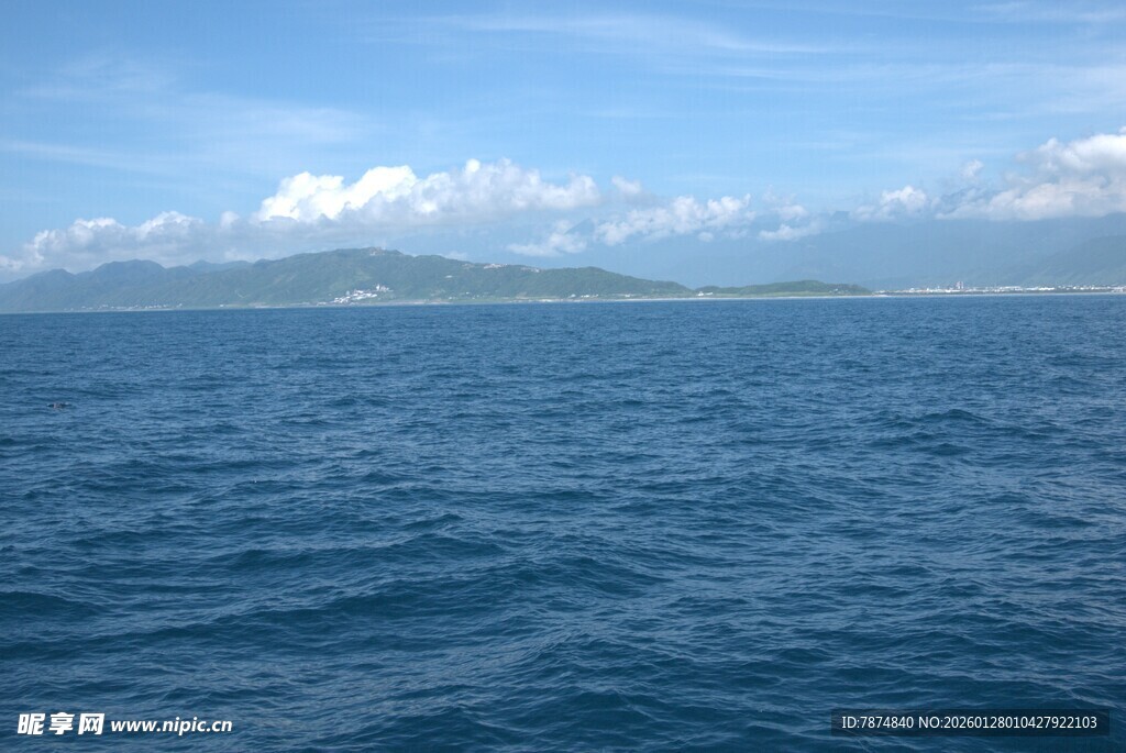广阔海面与远处山峦
