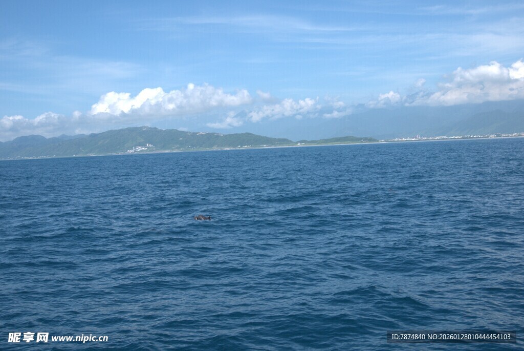 辽阔海面与远处山峦
