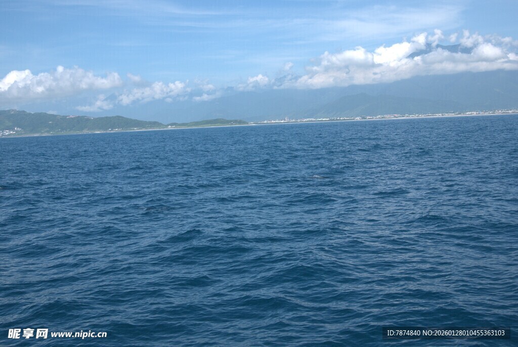 广阔海面与远处山峦