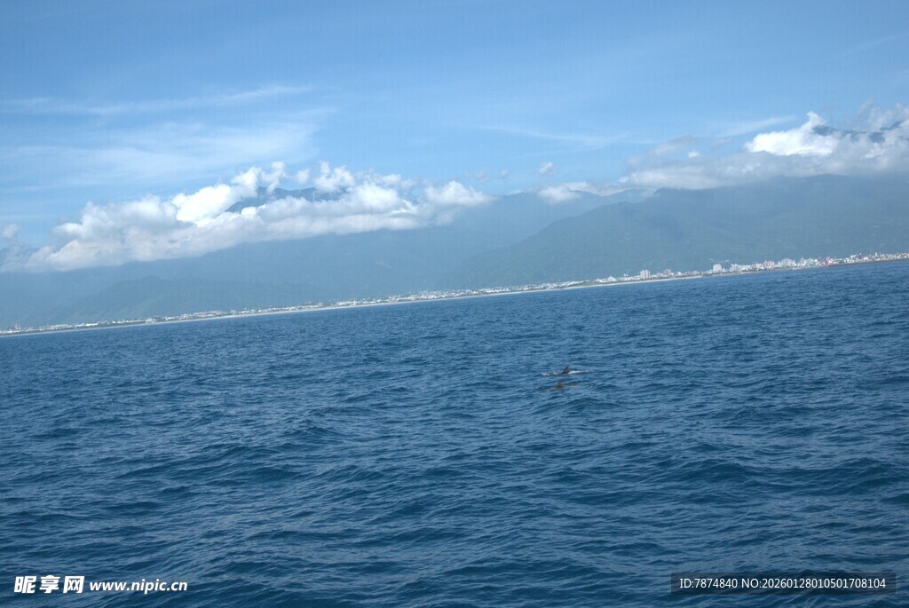 广阔海面与远处山峦