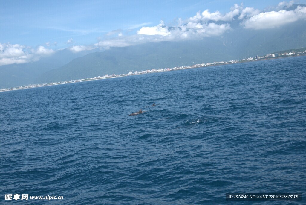 广阔蔚蓝大海与远处海岸