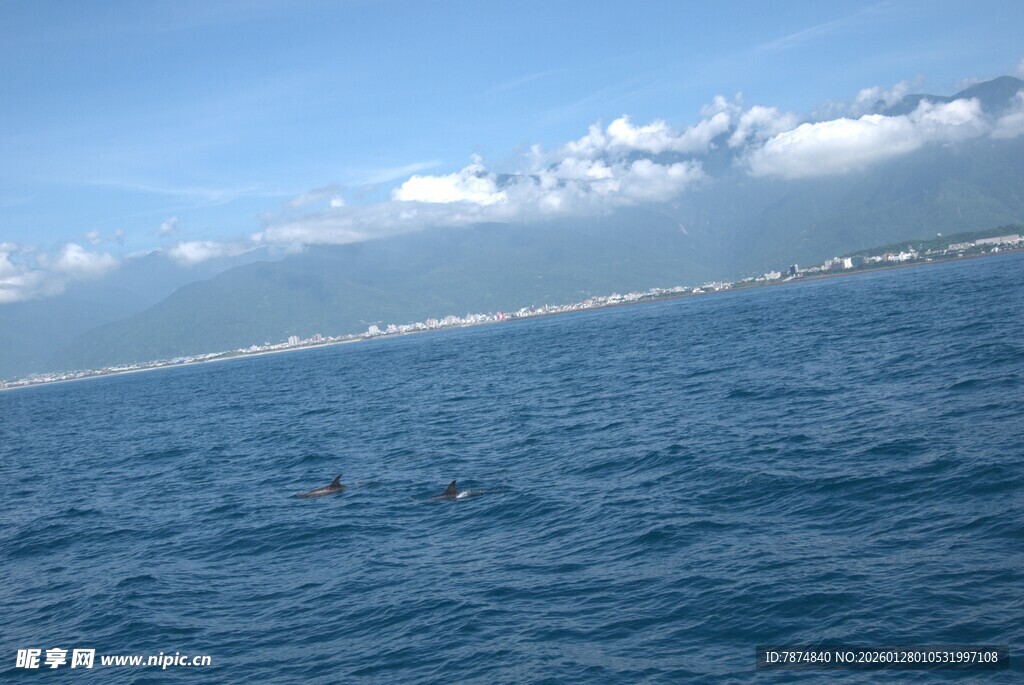 海上风光 远处山峦与白云