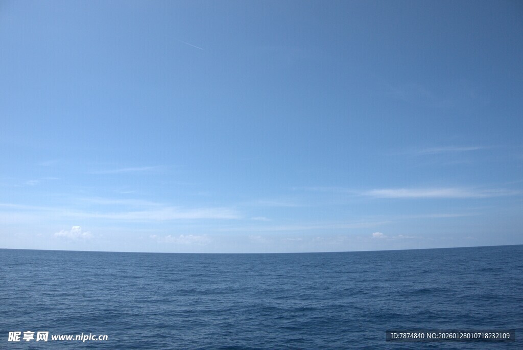 广阔蔚蓝海洋与晴朗天空