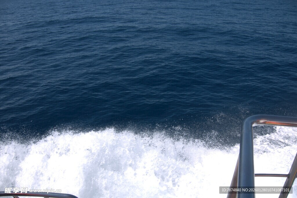 船行海面激起白色浪花