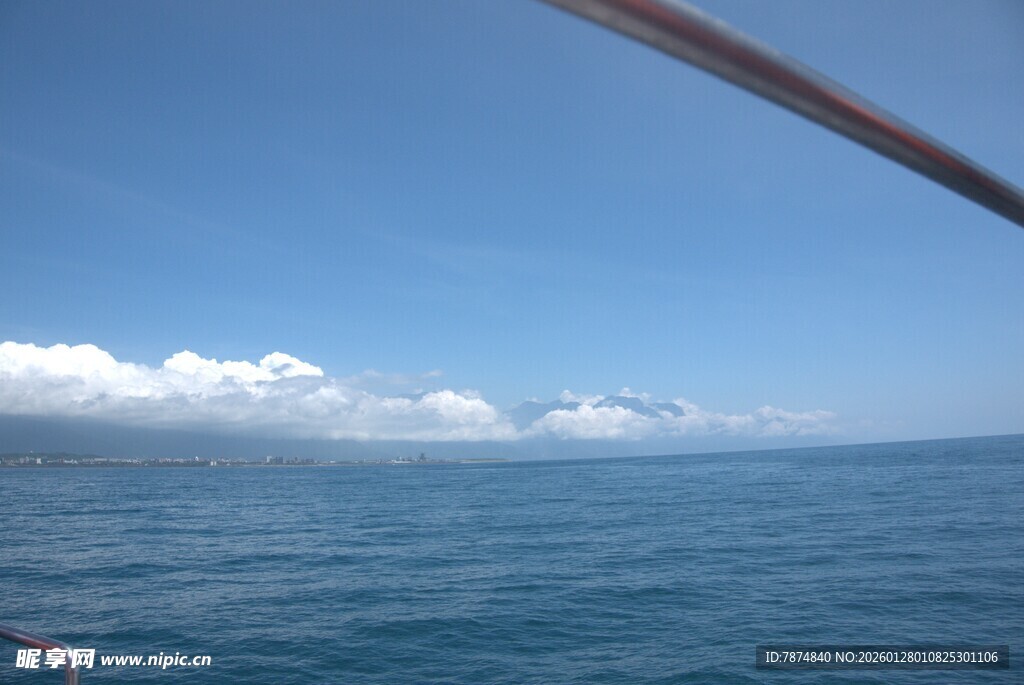 海上风光 蓝天白云与碧波