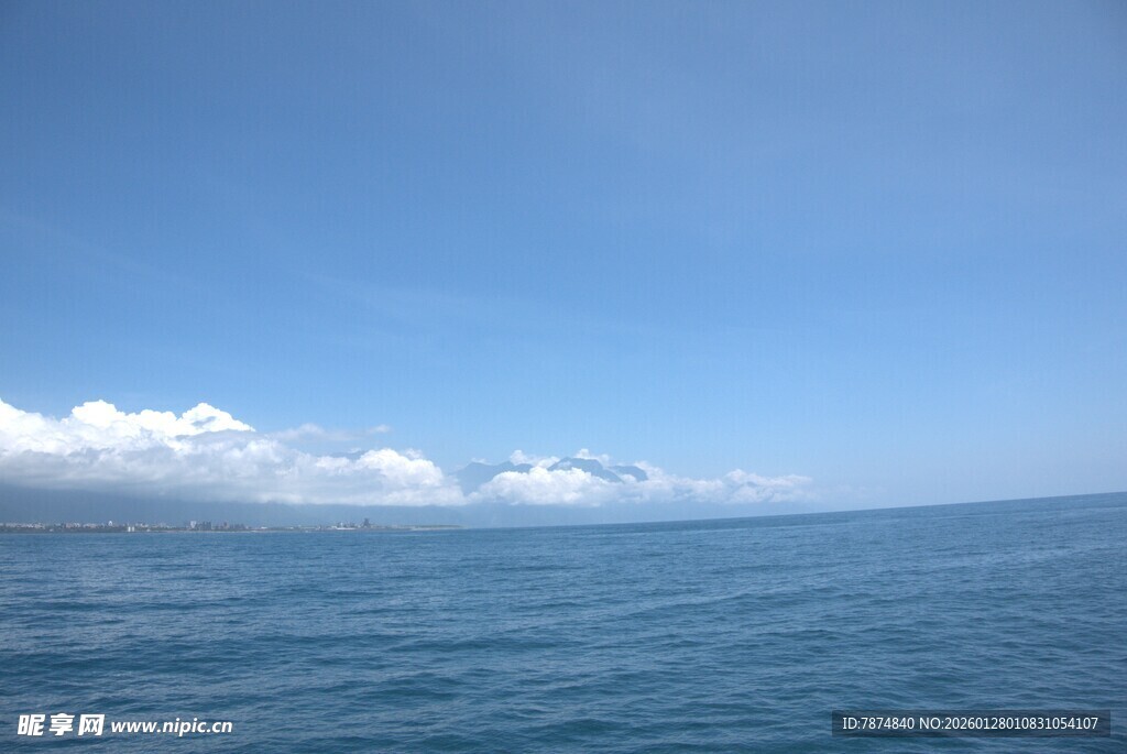 蓝天碧海间的美丽景致