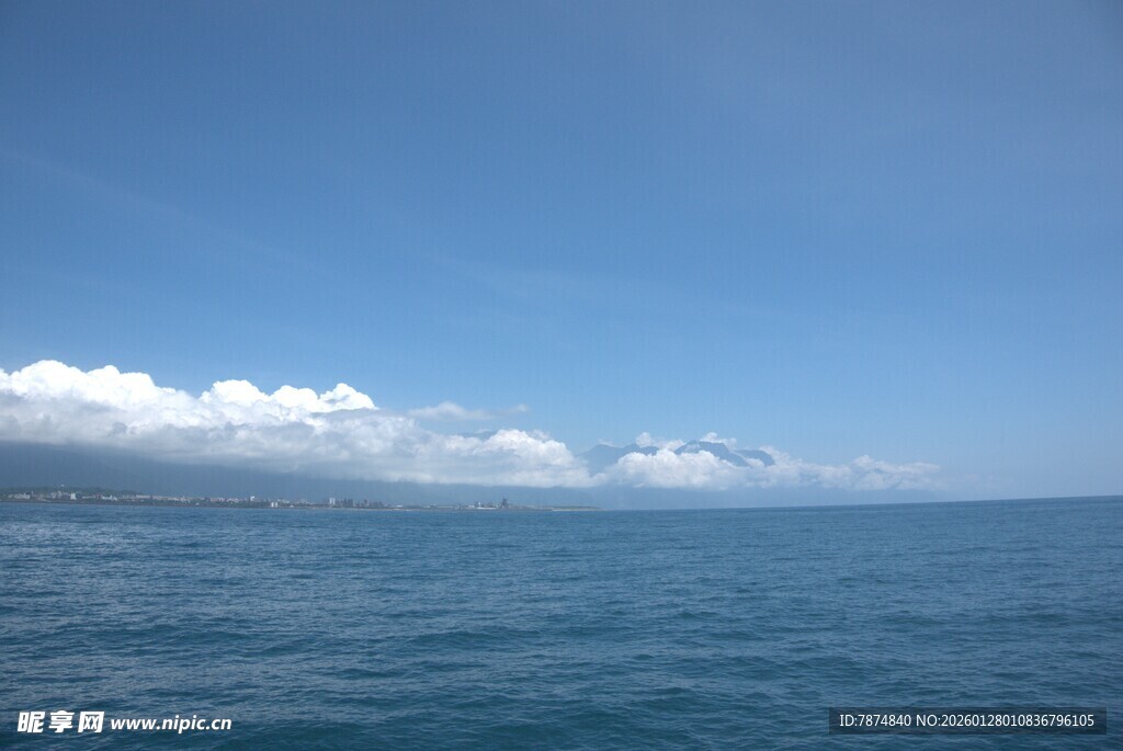 碧海蓝天间的辽阔海景