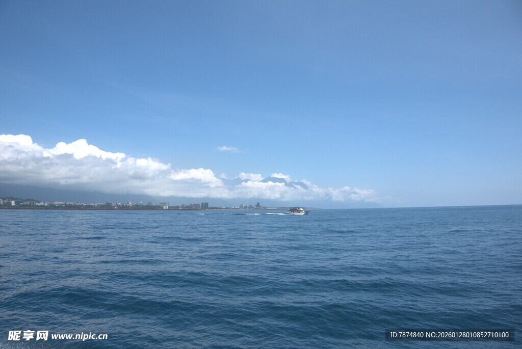 碧海蓝天的辽阔海景