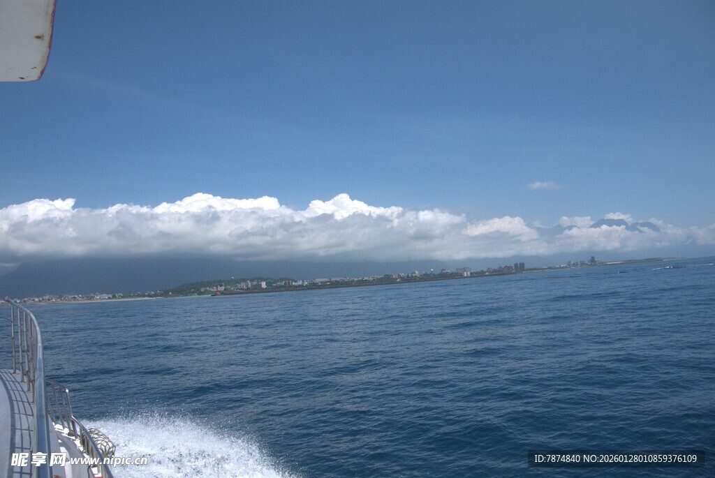 海上航行风景