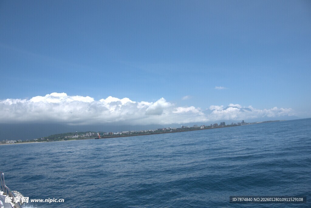 海上风光 远处岛屿与蓝天