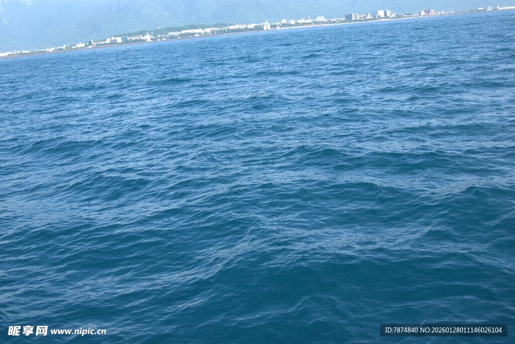 广阔蓝色海洋远景