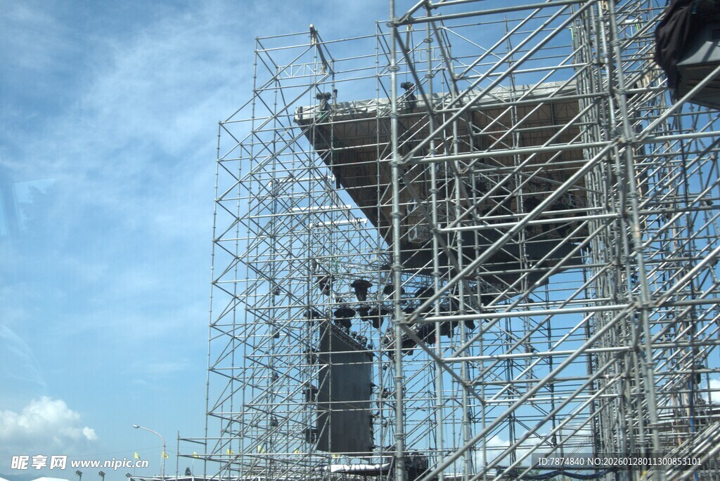 户外搭建的大型脚手架