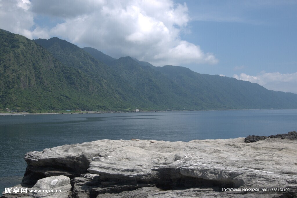 湖畔山景 自然宁静之美