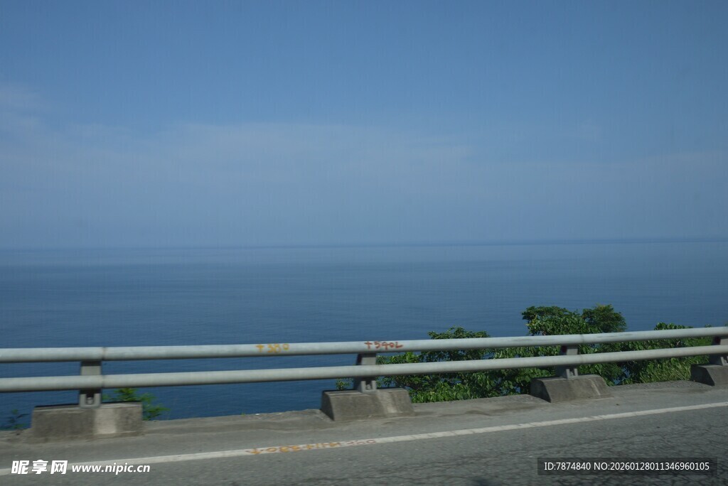公路边的辽阔蓝色海景