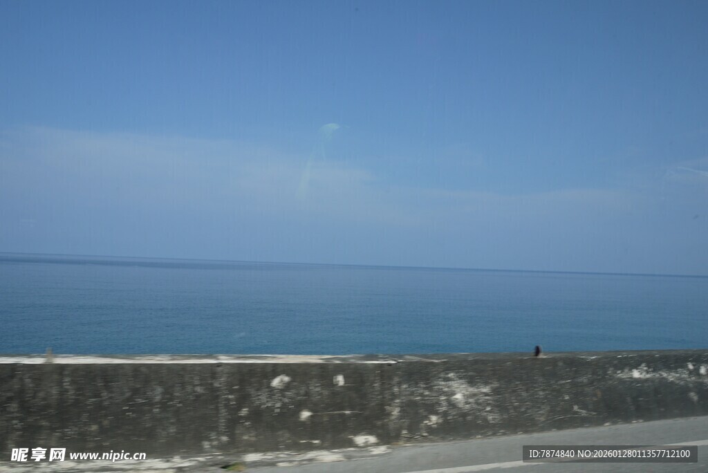 公路旁的广阔蓝色海景