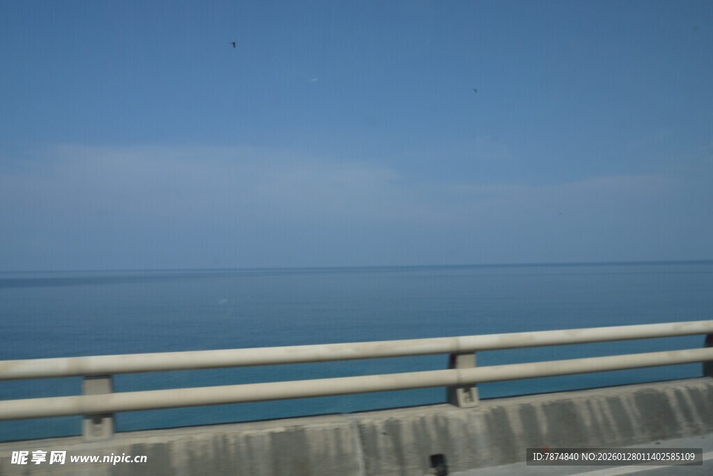 公路边的辽阔海景