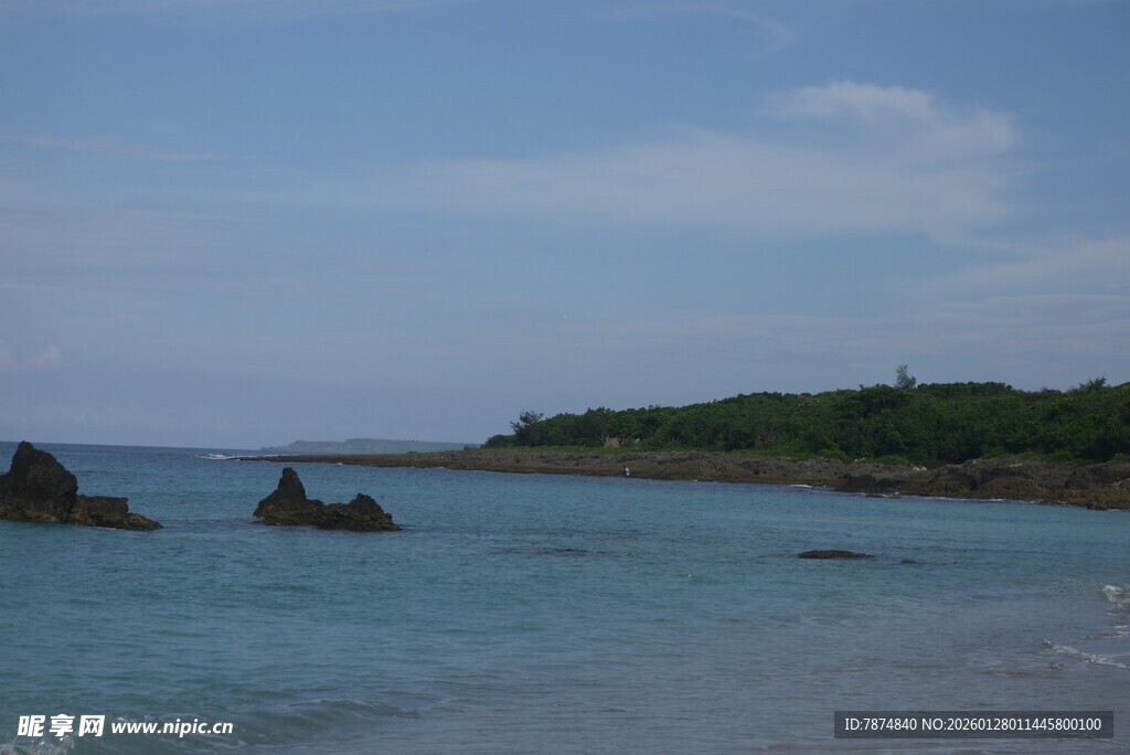 海边风光 蓝色海水与礁石