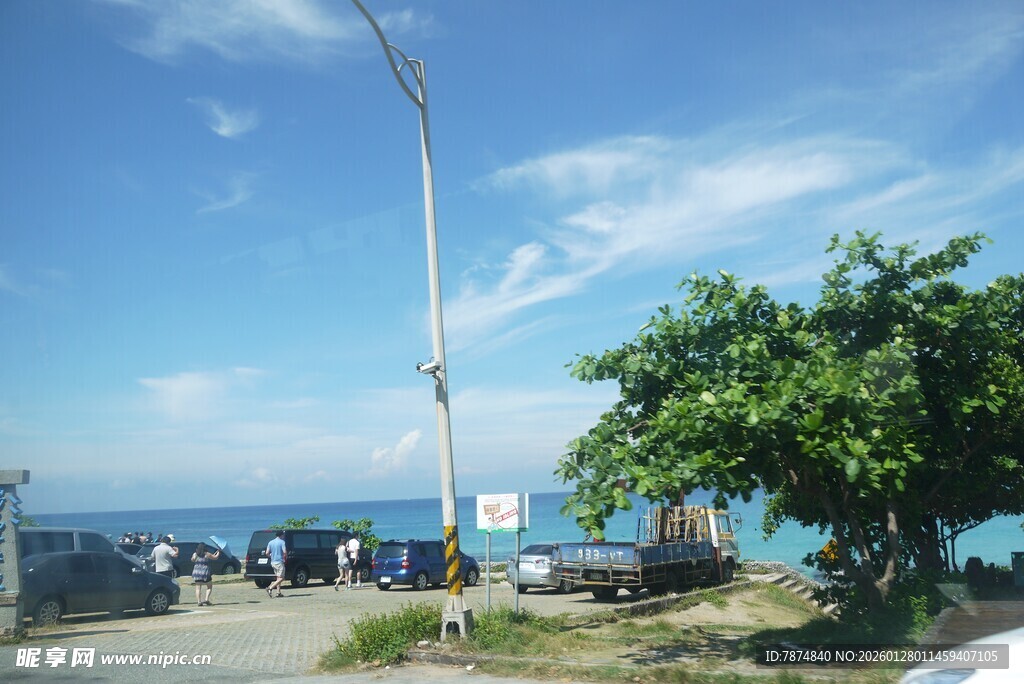 海边风景 绿树与停靠车辆