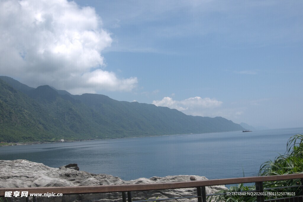 海边山峦美景