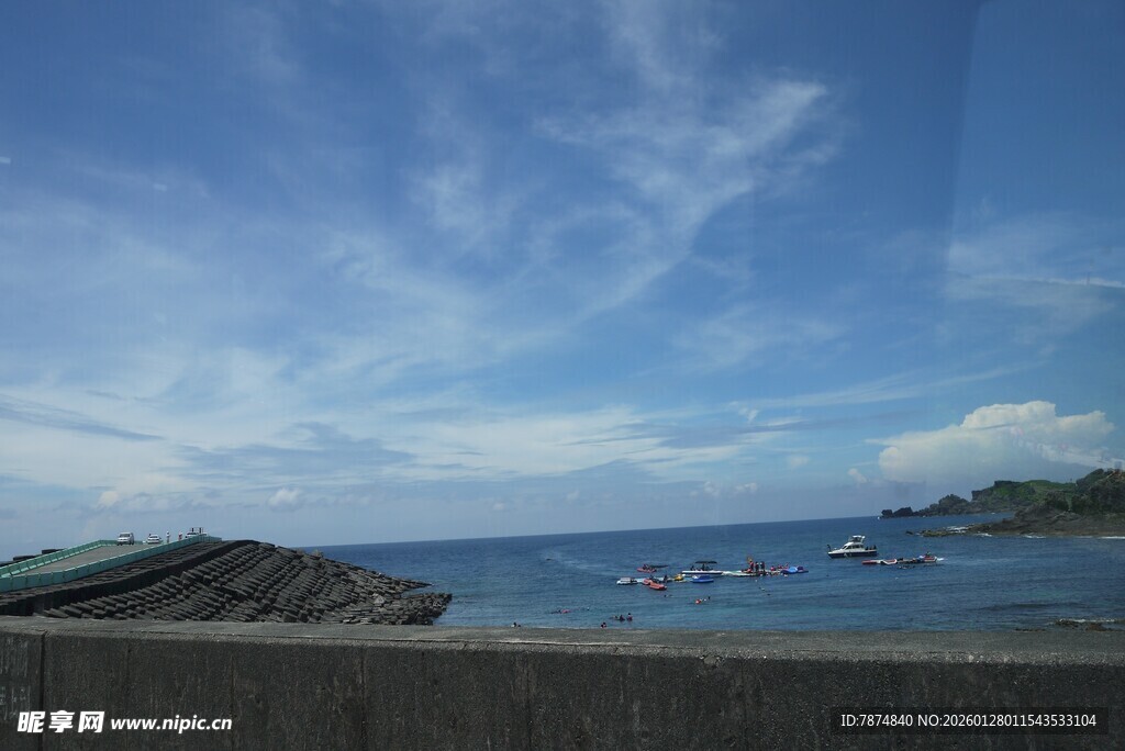 海边风景 蓝天白云与礁石