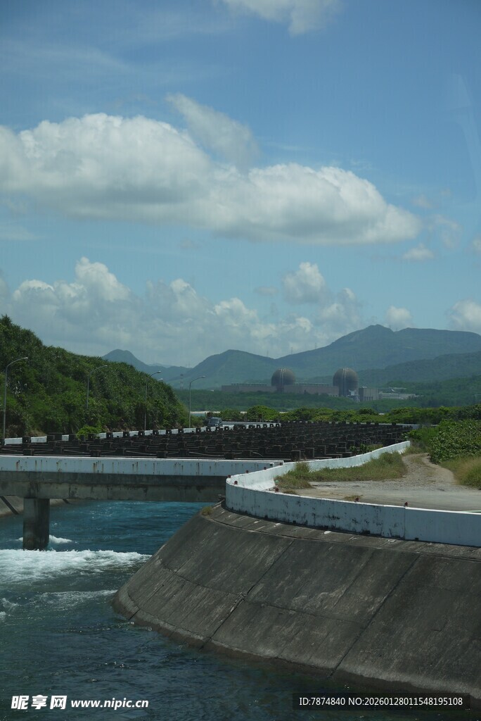壮观水坝与远山风景