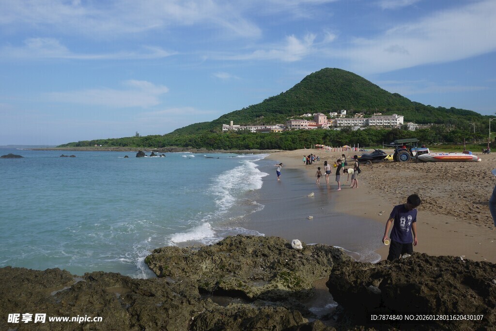 美丽海滨沙滩游客景象