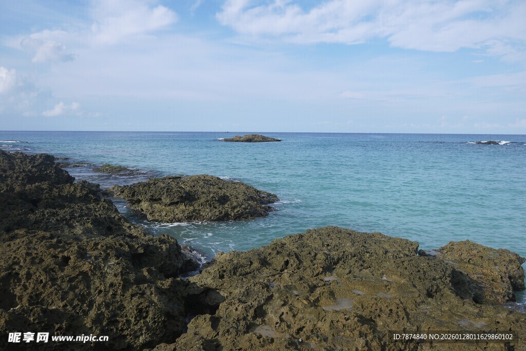 海边礁石与碧蓝海水景观